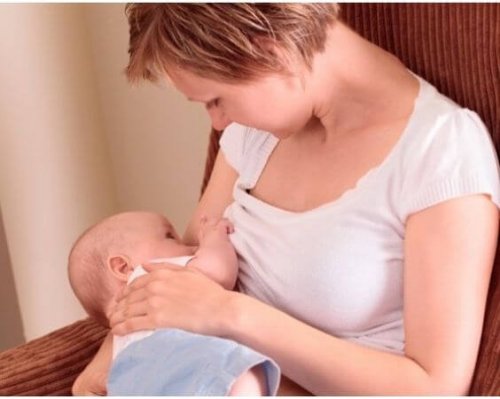 Wasser trinken - Mutter stillt Baby