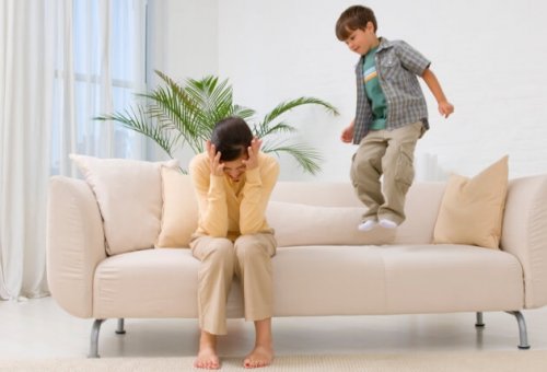 Wutanfälle in der Öffentlichkeit - Junge hüpft auf Sofa herum