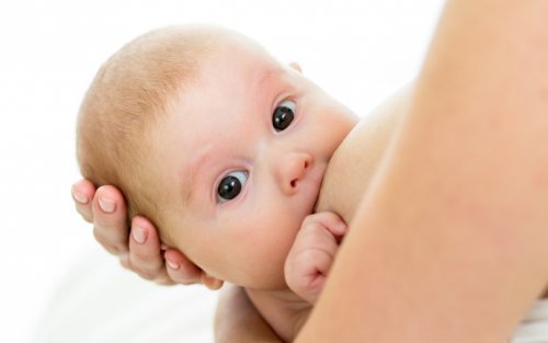 Augenkontakt beim Stillen mit Baby