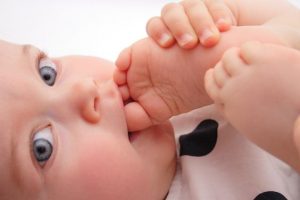 Barfüßige Babys: glücklicher und klüger?