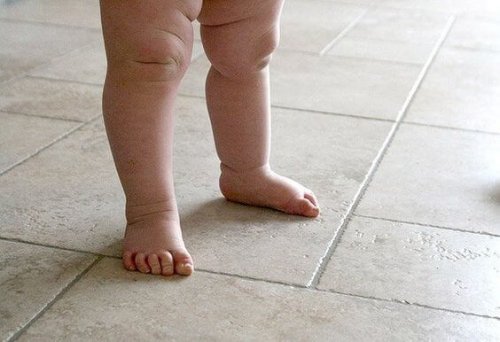 Wenn Babys barfuß laufen, werden auch die Beinmuskeln gestärkt.