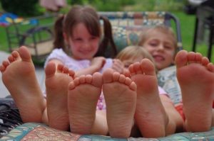 Warum laufen Kinder so gerne barfuß?