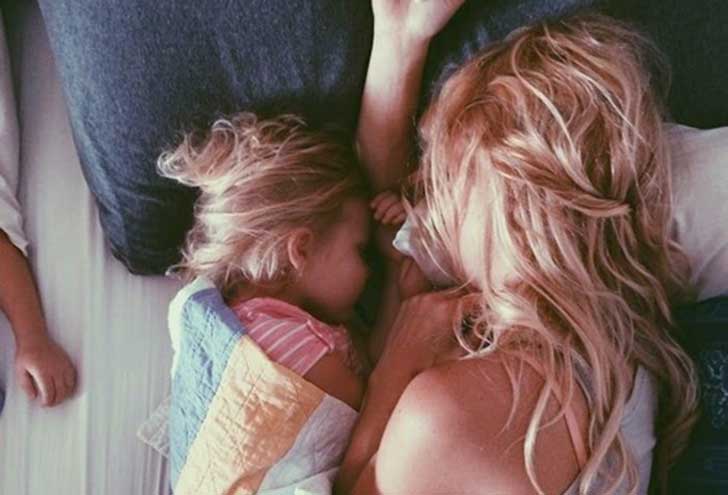 eine alleinerziehende Mutter - Mutter schläft mit Kind
