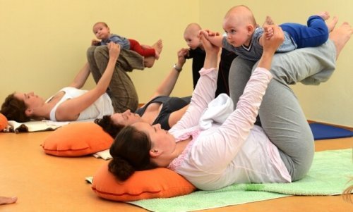 einsame Mutter macht Baby Gymnastik