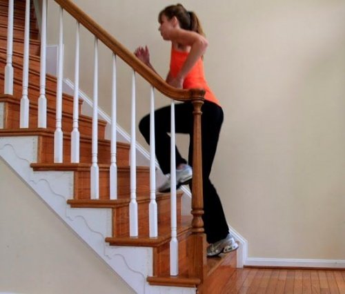 Frau steigt die Treppe rauf