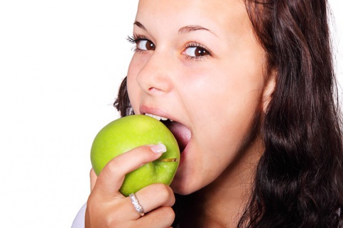 frau isst Apfel schwanger aussehen