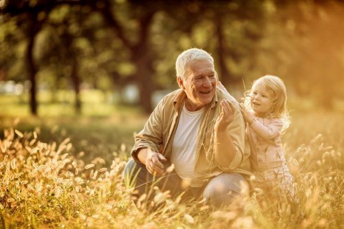 Großeltern sind immer präsent wie Oma und Enkel in der Wiese