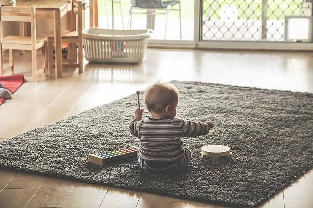 Warum werfen Babys alles auf den Boden?