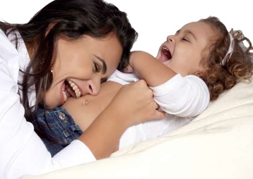 Mutter und Kind lachen kein Schreien