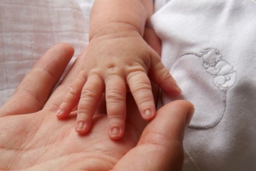 nicht wertschätzen - Hände Mama und Baby