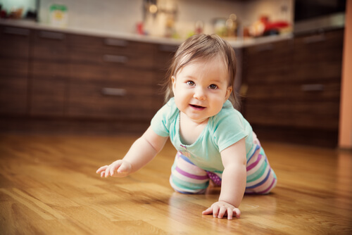 7. Lebensmonat des Babys beginnen einige mit dem Krabbeln.