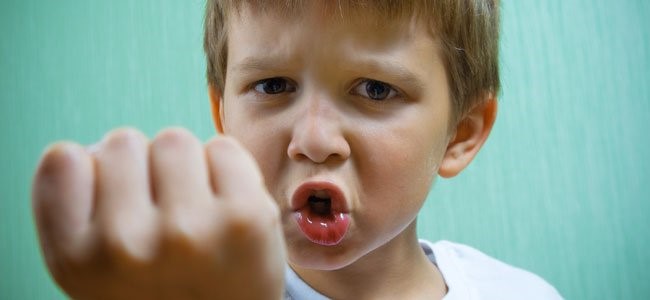plötzliche Aggressivität bei Kindern - drohender Junge