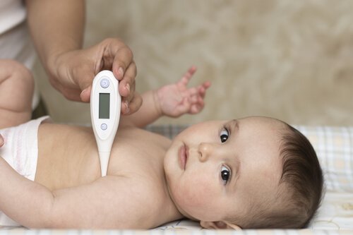 Baby vor Erkältung schützen - auch Fieber messen gehört dazu
