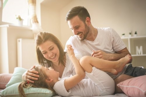 Bei den Eltern schlafen - Mädchen in ihrem Bett