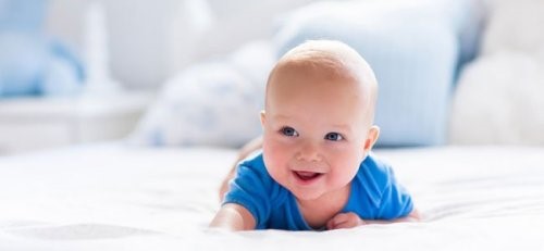 Das Baby auf seinen Bauch zu legen - Baby beobachtet