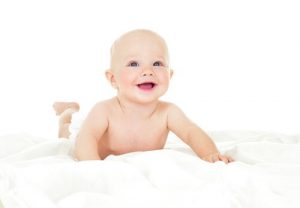 Gründe, dein Baby während des Tages auf seinen Bauch zu legen