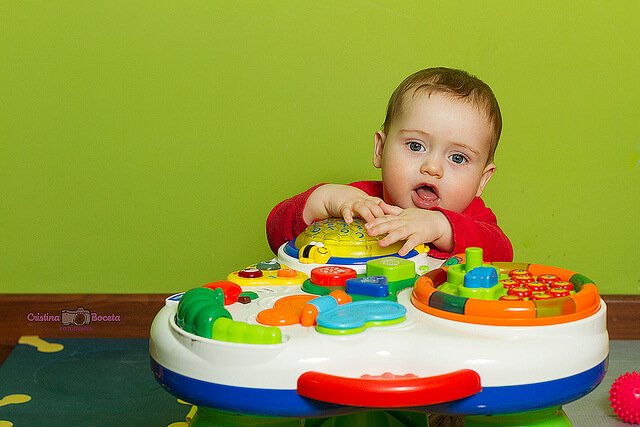 Das Kind freut sich über Spiele für Babys