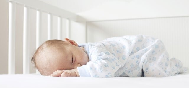 Die Ferber-Methode - Baby schläft allein in Krippe