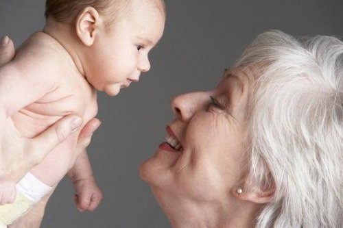 Die Großmutter väterlicherseits - Großmutter mit Baby