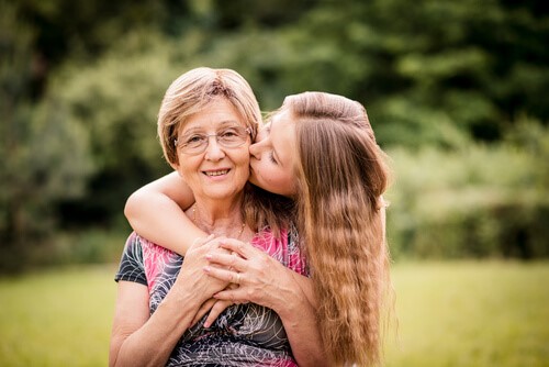 Die Großmutter väterlicherseits - Kind küsst Großmutter