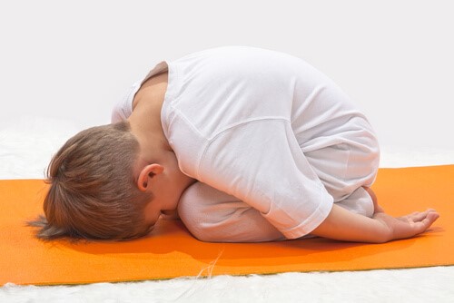 Die Schildkrötentechnik - Junge auf Yogamatte