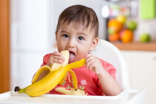 Die ersten Lebensmittel - Kind isst Banane