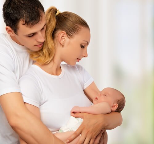 Die Geburt eines Kindes stärkt die Liebe der Eltern