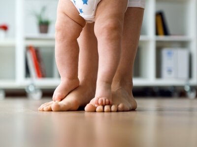 Du kannst mit deinem Kind Laufübungen für Babys machen