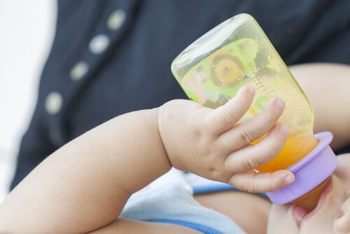 Eisen in der Ernährung - Baby trinkt Saft