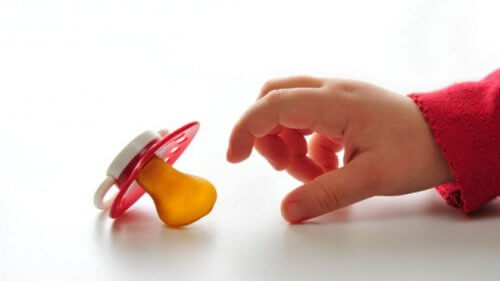 Der Gebrauch des Schnullers kann auch das Stillverhalten beeinflussen.