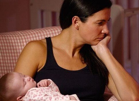 Glücklich erschöpfte Mutter