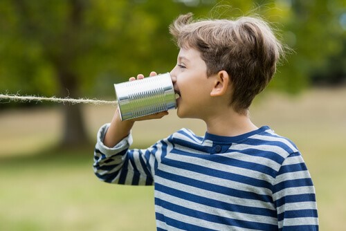 Kinder die mit sich selbst sprechen - Junge spielt Telefon