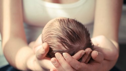 Kuriositäten über Neugeborene - Babyhaar