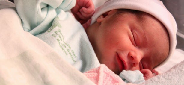 Kuriositäten über Neugeborene - lächelndes Baby