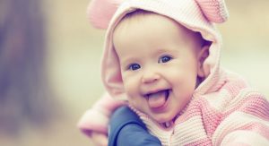 Sinn für Humor: Babys lernen das Lachen von uns