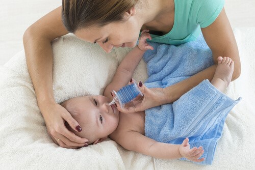 Nasenhygiene bei Babys - mit Spritze