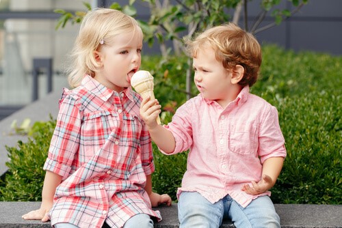 Regeln des Zusammenlebens - Kinder teilen Eis