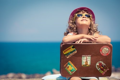 Reisen und andere Kulturen - Mädchen mit Koffer