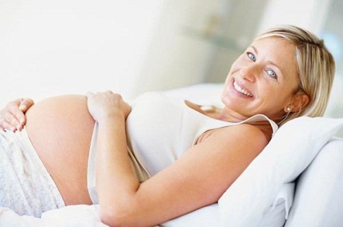 Schwangere streichelt Bauch für Pränatale Stimulation