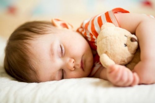 Wie viel sollte ein Kind schlafen - schlafender Junge