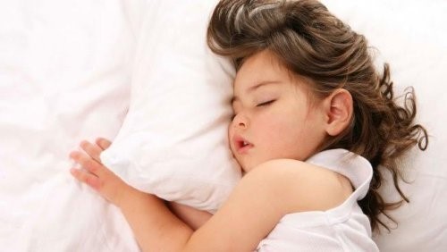Wie viel sollte ein Kind schlafen - schlafendes Mädchen