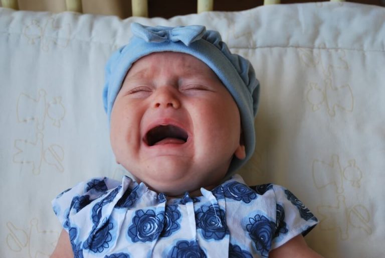 Die Bedeutung davon, sich um das Baby zu kümmern, wenn es weint