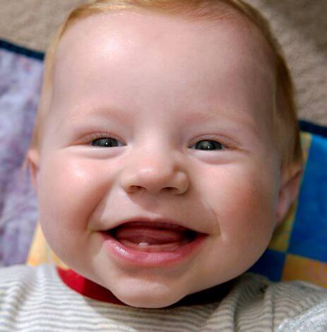 Der erste Zahn deines Babys - 6 Anzeichen dafür