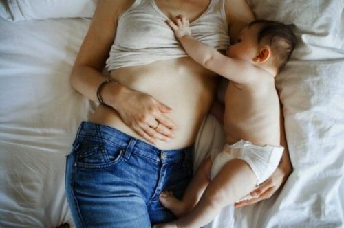 Baby nach Gewichtszunahme durch Stillen