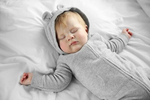 Zweijährigen Grenzen zu setzen - schlafendes Baby