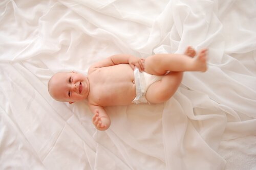Baby mit Windeln