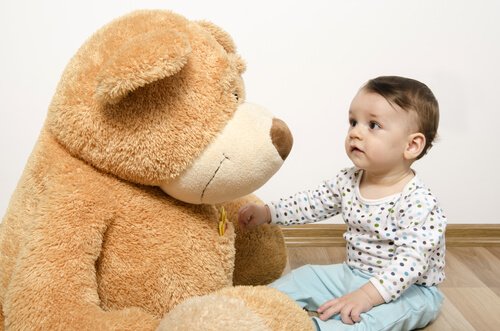Kind mit Teddy: motorische Fähigkeiten