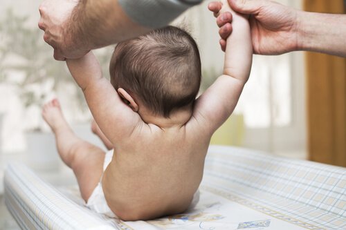 Baby wird gehalten