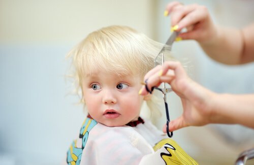 Der erste Haarschnitt beim Friseur