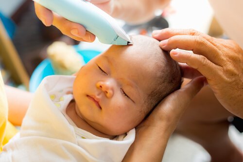 Der erste Haarschnitt deines Babys